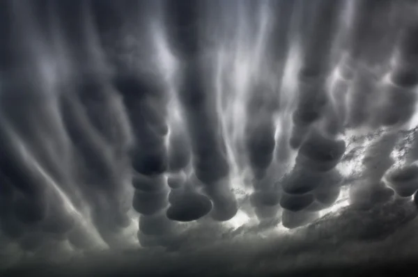 陽気な mammatocumulus 嵐の雲 — ストック写真