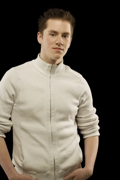 Ung man bär en blixtlåsförsedd tröja — Stockfoto