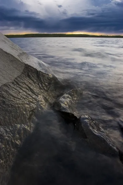 Reunión de agua cara de roca en el lago — Foto de Stock