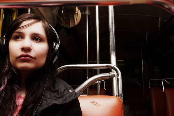 Adolescente con auriculares — Foto de Stock