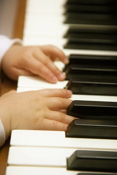 Mani di bambino che suonano il pianoforte — Foto Stock