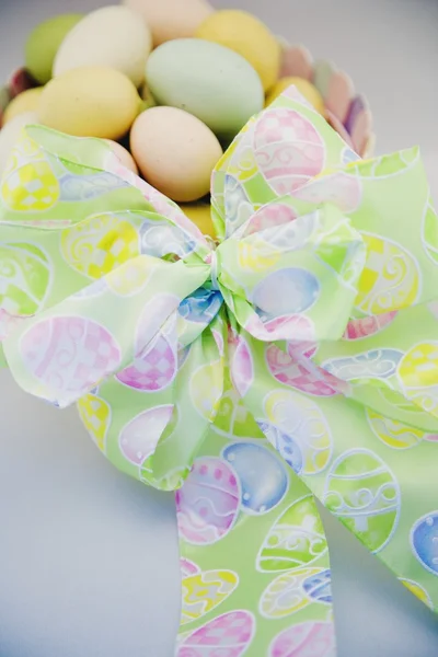 Easter Eggs In A Basket With Bow — Stock Photo, Image