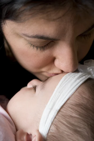 Mujer besar bebé niña — Foto de Stock