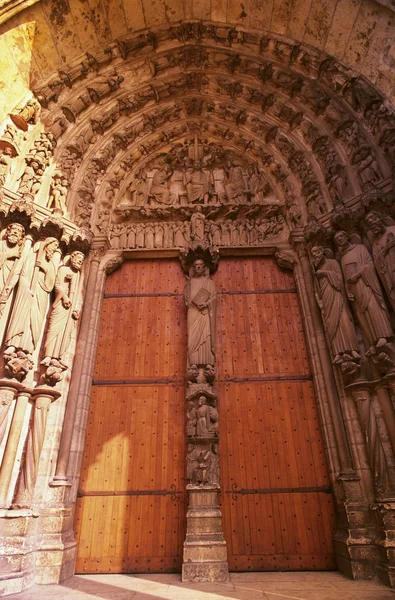De deuropening van onze Lieve-Vrouwekathedraal van chartres, Frankrijk — Stockfoto