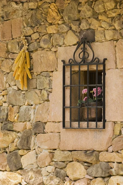 窗口、 坎塔布里亚、 西班牙北部石墙上 — 图库照片