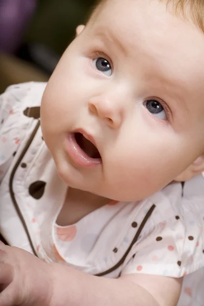 Bebê olhando para cima — Fotografia de Stock