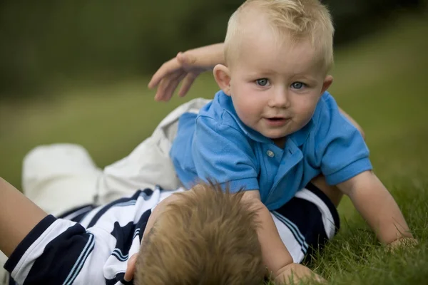 Dos niños jugando juntos — Foto de Stock