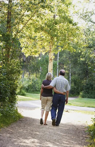 Marito e moglie sul sentiero a piedi — Foto Stock