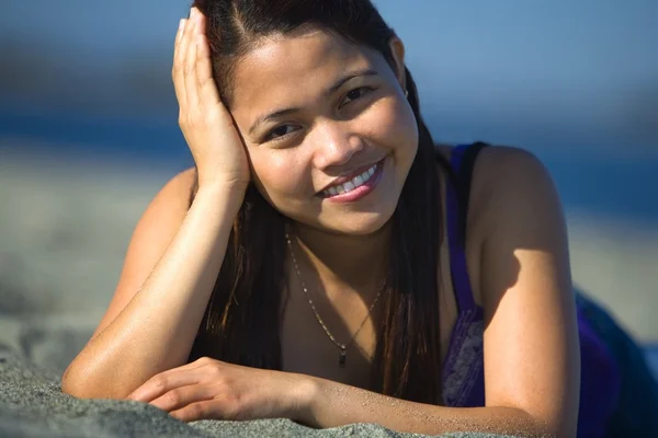 Kvinna vid stranden — Stockfoto