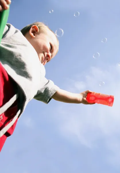 Menino brincando com bolhas — Fotografia de Stock