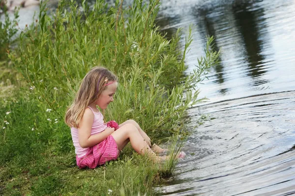 Bambino che gioca vicino all'acqua — Foto Stock