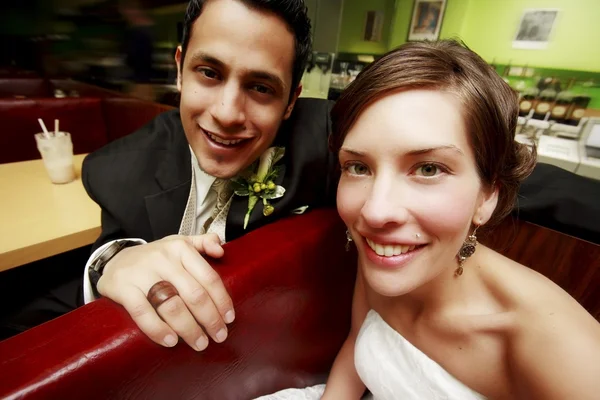 Um casal sorrindo e sentado — Fotografia de Stock