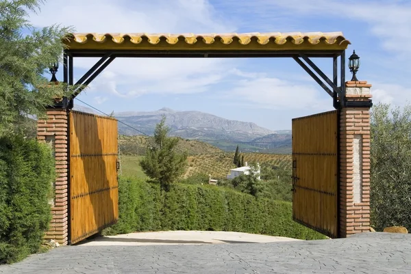 Portão de entrada aberto com vista para a montanha em Andaluzia, Espanha — Fotografia de Stock