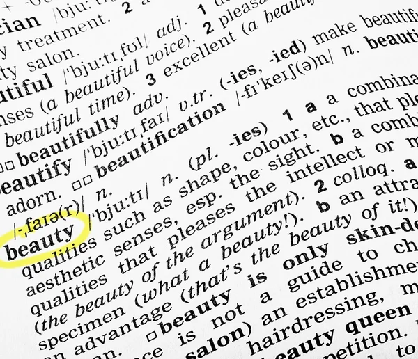 Le mot Beauté encerclé dans le dictionnaire — Photo