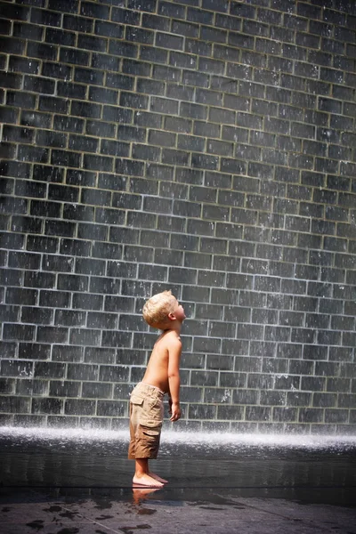 A Boy Standing Beside A Wall Fountain, Chicago, Illinois, Usa — Stock Photo, Image