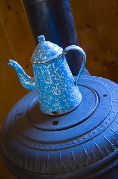 Antieke koffiepot op pot buik houtkachel — Stockfoto