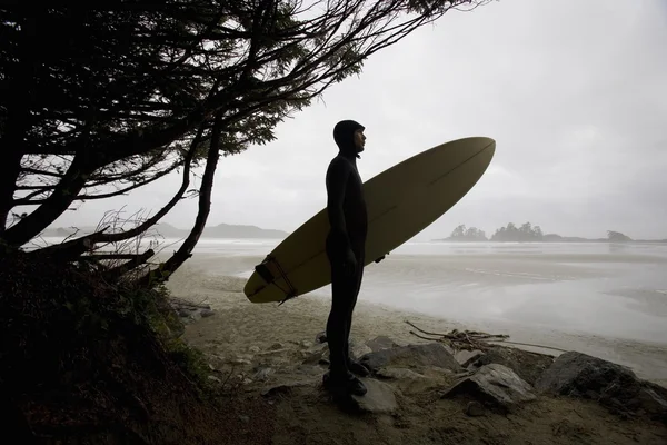 Surfista observando a água da praia — Fotografia de Stock