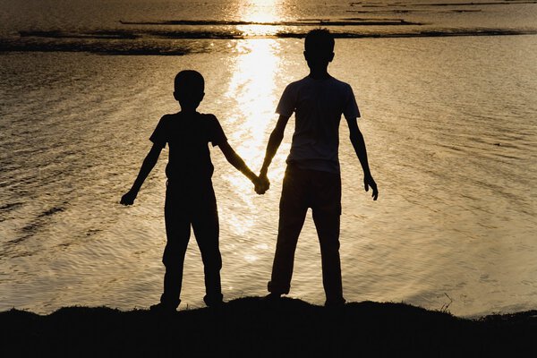 Два мальчика на краю воды
