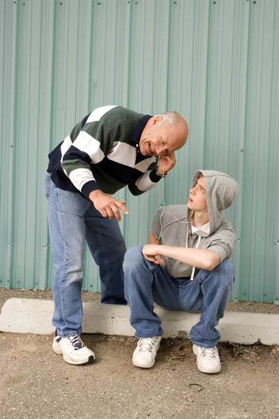 Abuelo y nieto escuchando música — Foto de Stock
