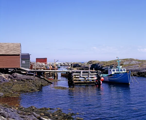 Boat Docked At Rocky Shore — Stock Photo, Image