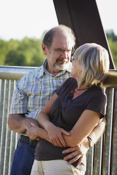 Man och hustru omfamnar — Stockfoto