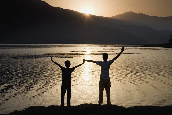 Enfants tenant les mains tendues vers le ciel — Photo