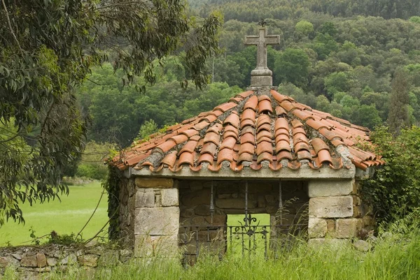 रियोसेको, उत्तरी स्पेन में पत्थर क्रॉस के साथ प्लैटिन छत मंदिर — स्टॉक फ़ोटो, इमेज