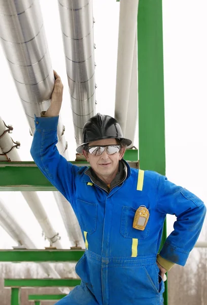 Man aan het werk in een olieraffinaderij — Stockfoto