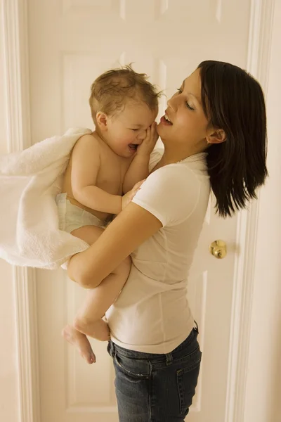 Madre tenendo ragazzo — Foto Stock