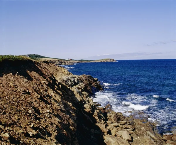 Dalgalar çökmesini üzerinde kayalık sahil — Stok fotoğraf