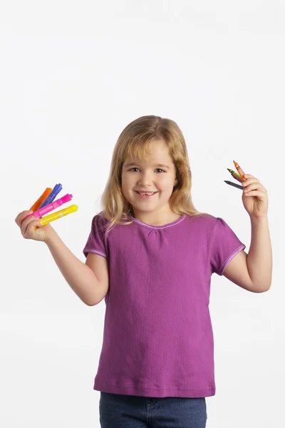 Chica con lápices de colores y marcadores —  Fotos de Stock