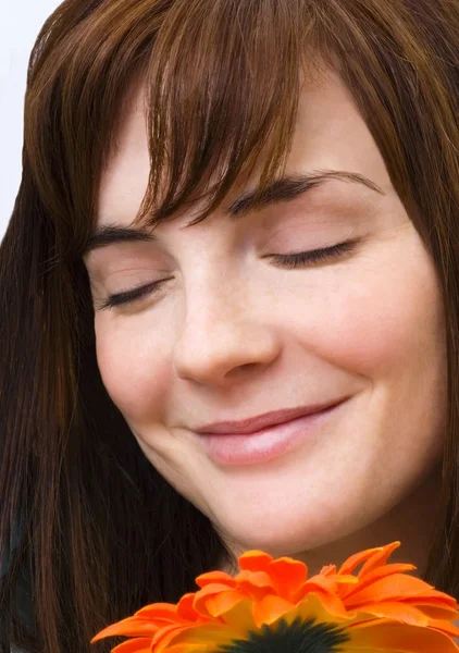 Mujer disfrutando del olor de la flor — Foto de Stock