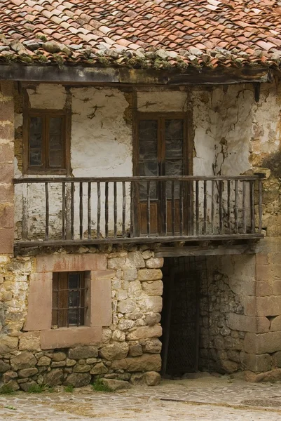 Agriturismo abbandonato nel villaggio montano di Carmona, Cantabria, Spagna del Nord — Foto Stock