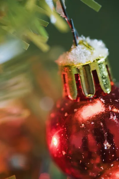 Bola roja de Navidad — Foto de Stock