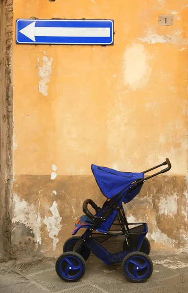 Poussette bébé sur la rue en Italie — Photo