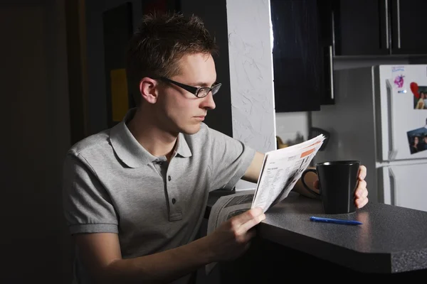 家で読書する男 — ストック写真