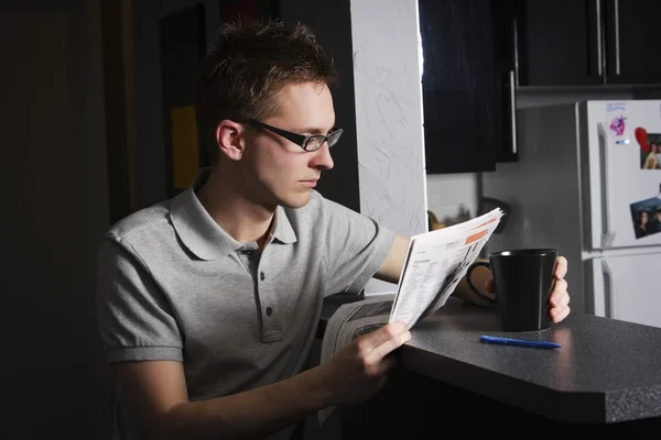 Hombre leyendo en casa — Foto de Stock