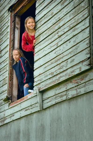 Κορίτσια ψάχνουν έξω από ένα αχυρώνα — Φωτογραφία Αρχείου