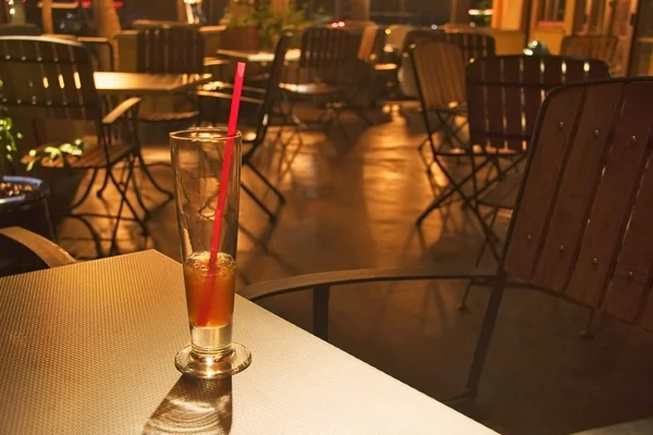 Ποτό σε ένα ποτήρι με Καλαμάκι σε ένα άδειο εστιατόριο — Φωτογραφία Αρχείου