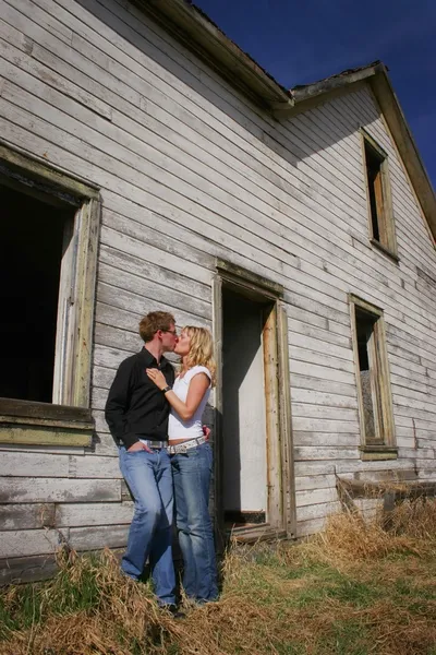 A Kiss By A Deserted Farmhouse — Stock Photo, Image