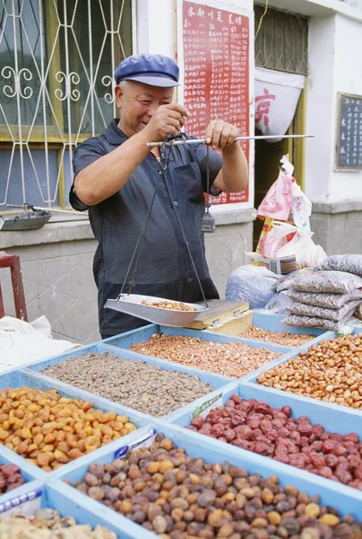 Man Verkoopmanager noten en gedroogde vruchten in dunhuang, china — Stockfoto