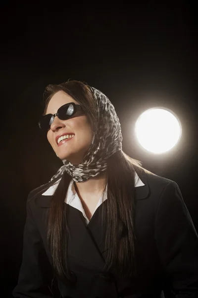 Mulher vestindo um cachecol e óculos de sol — Fotografia de Stock