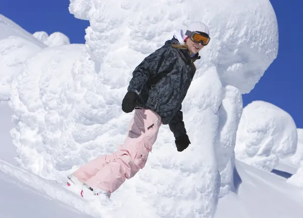 Vrouwelijke snowboarder — Stockfoto