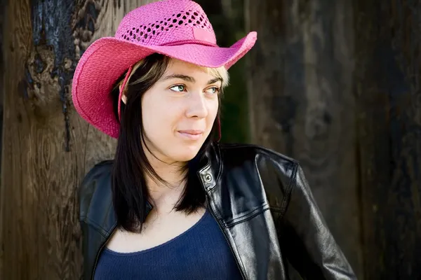 Kvinnan bär Rosa cowboyhatt — Stockfoto