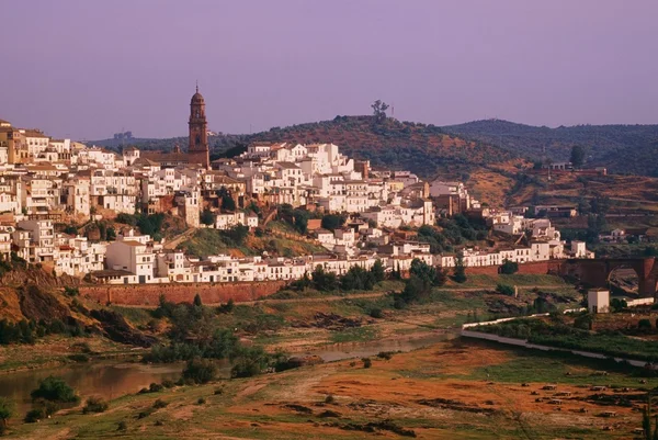 Montoro, cordoba, Andalusie, Španělsko, věž kostela san bartolome v dálce — Stock fotografie