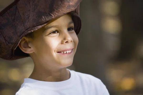 Niño usando un sombrero de pirata —  Fotos de Stock