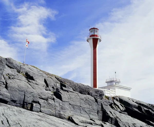 Fyrtårn på en klippe – stockfoto