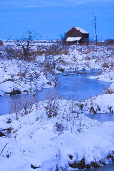 Abandoned Shack Near Frozen Creek In Winter — Stock Photo, Image