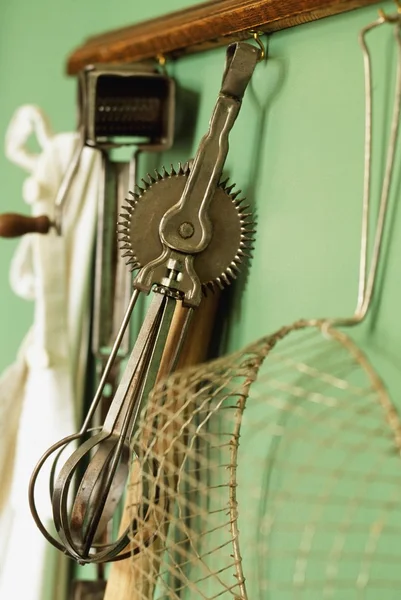 Vintage keukengadgets opknoping op een muur — Stockfoto