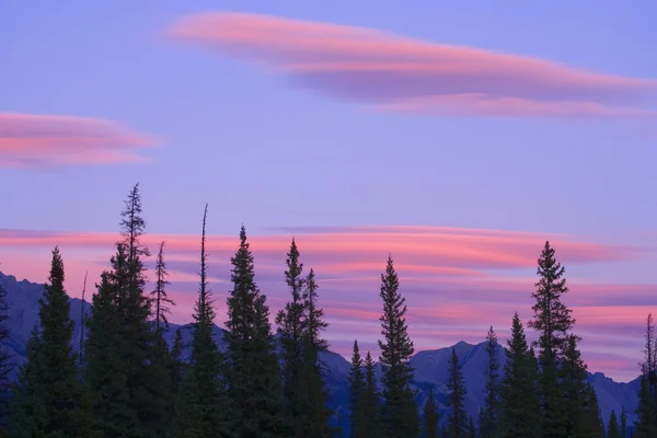 Puesta de sol y nubes, Parque Nacional Banff, Alberta, Canadá — Foto de Stock